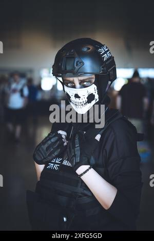 HARROGATE, GROSSBRITANNIEN - 22. JUNI 2024. Ein Nahporträt einer Cosplayerin bei einer Comic-Con-Veranstaltung, verkleidet als Figur aus dem Call of Duty Computer-GA Stockfoto