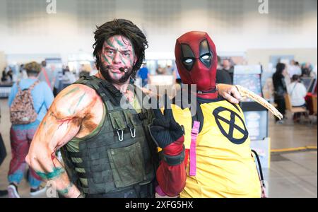HARROGATE, GROSSBRITANNIEN, 22. JUNI 2024. Ein Paar männliche Freunde und Cosplayer, die Spaß bei einem Comic-Concept-Event haben und als Wolverine und Deadpool von The Marv gekleidet sind Stockfoto