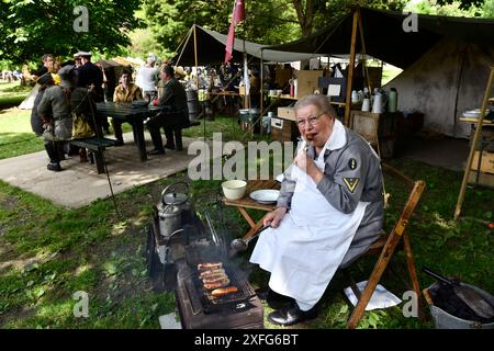 2. Weltkrieg Wochenende in der Ironbridge Gorge. Reenactoren verkleidet als Nazi-Armee-Koch mit weiblichen Bratwurst essen. Stockfoto