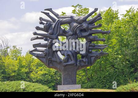 Kragujevac, Serbien - 26. Mai 2022: Denkmal des Bildhauers Nandor Glid im Sumarice Memorial Park. Stockfoto