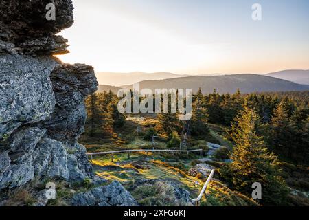 Blick vom Berggipfel, bekannt als Vozka, in der natürlichen Parklandschaft Jeseniky Berge, Tschechien. Sonnenaufgang in der Natur. Wanderweg neben Felsformationen Stockfoto