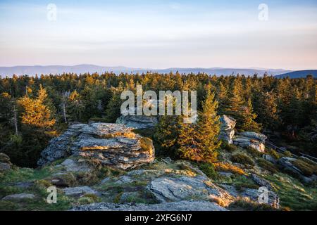 Blick vom Berggipfel, bekannt als Vozka, in der natürlichen Parklandschaft Jeseniky Berge, Tschechien. Sonnenaufgang in der Natur. Gesteinsbildung in Wäldern und Hügeln Stockfoto