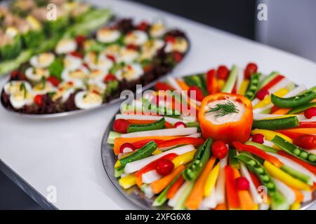 Dekoriertes Gemüse als Buffet für eine festliche Veranstaltung. Erbsen in der Schote, Radieschen und Paprika mit Dip als Vorspeise Stockfoto