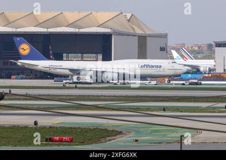 D-ABYD Lufthansa Boeing 747-830, Mecklenburg-Vorpommern am Los Angeles International Airport LAX / KLAX Los Angeles, Kalifornien, USA, Vereinigte Staaten von Amerika, 17.02.2024 *** D ABYD Lufthansa Boeing 747 830, Mecklenburg-Vorpommern am Los Angeles International Airport LAX Los Angeles, Kalifornien, USA, USA, 17 02 2024 Stockfoto