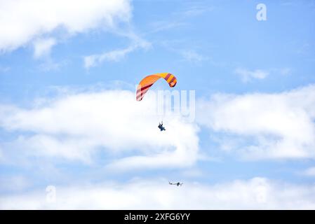 Extremsport. Paragliding, geboren im 20. Jahrhundert, aufgrund des Erfindungsreichtums der Bergsteiger, die nach unten fliegen wollten. Gijón, Asturien, Spanien. Stockfoto