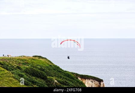 Extremsport. Paragliding, geboren im 20. Jahrhundert, aufgrund des Erfindungsreichtums der Bergsteiger, die nach unten fliegen wollten. Gijón, Asturien, Spanien. Stockfoto