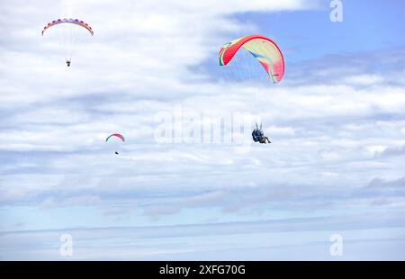 Extremsport. Paragliding, geboren im 20. Jahrhundert, aufgrund des Erfindungsreichtums der Bergsteiger, die nach unten fliegen wollten. Gijón, Asturien, Spanien. Stockfoto