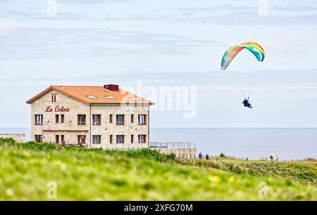 Extremsport. Paragliding, geboren im 20. Jahrhundert, aufgrund des Erfindungsreichtums der Bergsteiger, die nach unten fliegen wollten. Gijón, Asturien, Spanien. Stockfoto