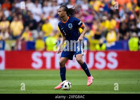 München, Deutschland. 2. Juli 2024. Nathan Ake aus den Niederlanden im Einsatz während des Achtelfinale der UEFA EURO 2024 zwischen Rumänien und den Niederlanden. Quelle: Nicolò Campo/Alamy Live News Stockfoto