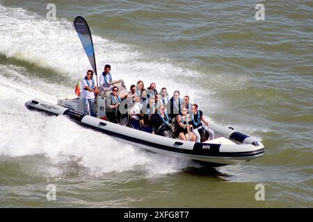 15 Urlaubpassagiere fahren auf dem Fluss Tejo, Lissabon, in Boto, einem großen, halbstarren HydroSport-RIPPCHEN, der von einem Außenbordmotor angetrieben wird, April 2024. Stockfoto