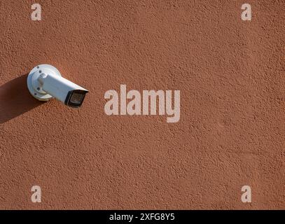 Kamera hängt an der Wand zur Videoüberwachung Stockfoto