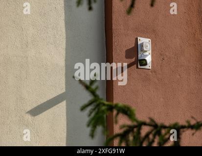 Kamera hängt an der Wand zur Videoüberwachung Stockfoto