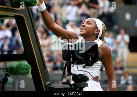 Wimbledon, London, Großbritannien. Juli 2024. Der US-Amerikaner Coco Gauiff, der Nummer 2, schüttelt dem Schiedsrichter nach ihrem Sieg in der zweiten Runde über Anna Bodoni aus Rumänien in Wimbledon die Hand. Quelle: Adam Stoltman/Alamy Live News Stockfoto