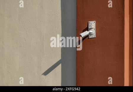 Kamera hängt an der Wand zur Videoüberwachung Stockfoto