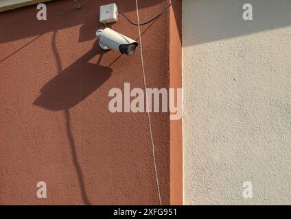 Kamera hängt an der Wand zur Videoüberwachung Stockfoto