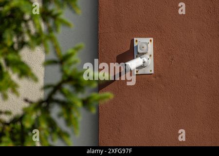 Kamera hängt an der Wand zur Videoüberwachung Stockfoto