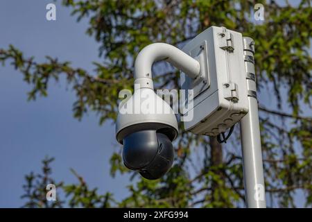Kamera hängt an der Wand zur Videoüberwachung Stockfoto