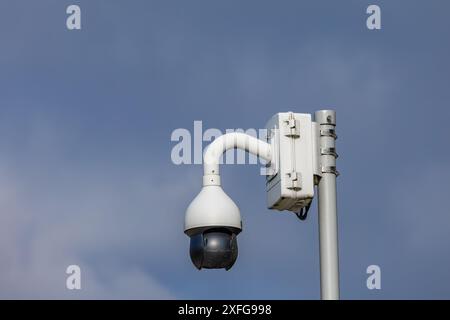 Kamera hängt an der Wand zur Videoüberwachung Stockfoto