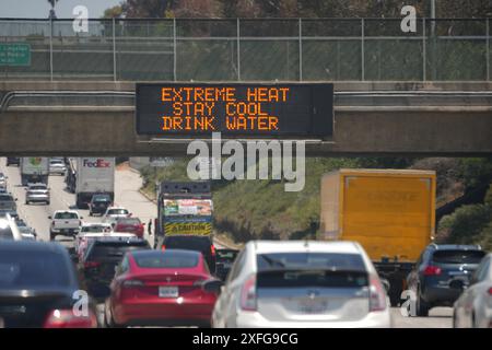 Ein Schild mit extremer Hitze, kühl bleiben, Wasser trinken auf einer Tafel am Interstate 105 Freeway, 2. Juli 2024, in Los Angeles. Stockfoto