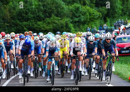 Saint Vulbas, Frankreich. Juli 2024. Das Feld wurde während der 5. Etappe des Tour de France-Radrennens 2024 von Saint-Jean-de-Maurienne nach Saint-Vulbas (177, 4 km) am Mittwoch, den 03. Juli 2024, in Aktion gezeigt. Die 111. Ausgabe der Tour de France beginnt am Samstag, den 29. Juni und endet am 21. Juli in Nizza. BELGA FOTOPOOL LUCA BETTINI Credit: Belga Nachrichtenagentur/Alamy Live News Stockfoto