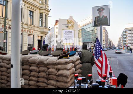 Berlin, Deutschland. Checkpoint Charlie, der bekannteste Grenzübergang zwischen Ost- und West-Berlin während des Kalten Krieges Stockfoto