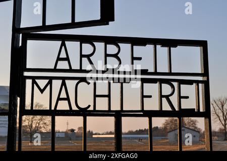 Oranienburg, Deutschland. Die Inschrift Arbeit macht frei am Eingangstor des Konzentrationslagers Sachsenhausen Stockfoto