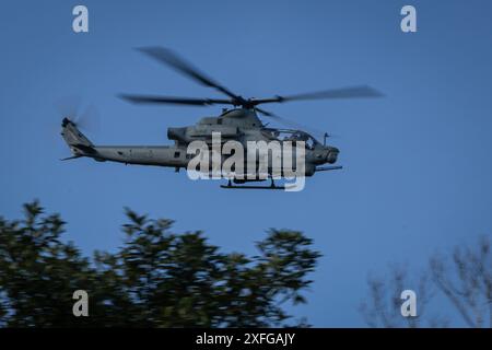 Die US-Marines führen mit der mittleren Tiltrotor-Squadron 262 (rein.), der 31. Marine Expeditionary Unit, einen simulierten Strafing-Lauf in einer AH-1W Cobra-Dur durch Stockfoto