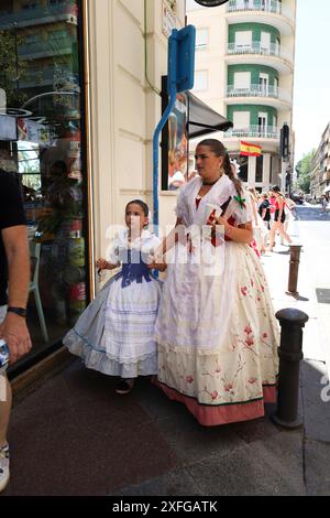 Alicante, Spanien – 21. Juni 2024: Frau und Tochter in der typischen Alicante-Kostüme im Feuer von Alicante Stockfoto