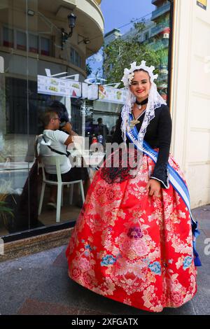 Alicante, Spanien, 21. Juni 2024: Frau in der typischen Alicante-Kostüme im Lagerfeuer von Alicante Stockfoto