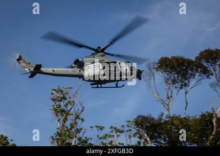 Die US-Marines führen mit der mittleren Tiltrotor-Squadron 262 (rein.), 31. Marine Expeditionary Unit, einen simulierten Strafing-Lauf in einem UH-1Y Huey-Helikopter durch Stockfoto