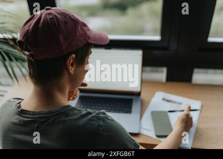 Über-die-Schulter-Sicht der Geschäftsfrau-Planungsstrategie bei der Arbeit von zu Hause aus Stockfoto