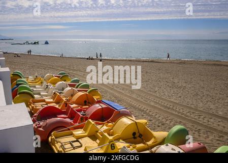 Tretboote reisten an einem Strand in der frühen Morgensonne an, Benalmadena, Costa del Sol, Spanien Stockfoto