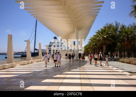 Lattendach-Design über dem Gang am modernen und stilvollen Dock in Malaga Port, Costa del Sol, Spanien Stockfoto