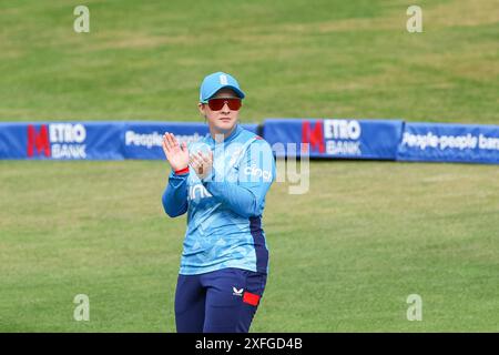 Bristol, Großbritannien. Juli 2024. Alice Capsey aus England ermutigt ihre Teamkollegen beim 3. MetroBank Women's ODI-Spiel zwischen England Women und New Zealand Women im Seat Unique Stadium, Bristol, UK am 3. Juli 2024. Foto von Stuart Leggett. Nur redaktionelle Verwendung, Lizenz für kommerzielle Nutzung erforderlich. Keine Verwendung bei Wetten, Spielen oder Publikationen eines einzelnen Clubs/einer Liga/eines Spielers. Quelle: UK Sports Pics Ltd/Alamy Live News Stockfoto