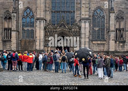 Touristen auf dem West Parliament Square vor der St. Giles Cathedral in Edinburghs Altstadt. Stockfoto