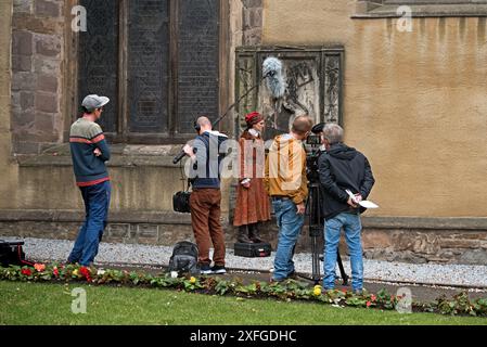 Schauspieler in historischen Kostümfilmen in Greyfriars Kirkyard, Edinburgh, Schottland, Großbritannien. Stockfoto