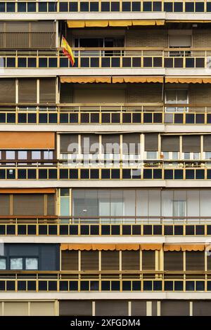 Fenster und Balkone eines alten Hochhauses in Spanien Stockfoto