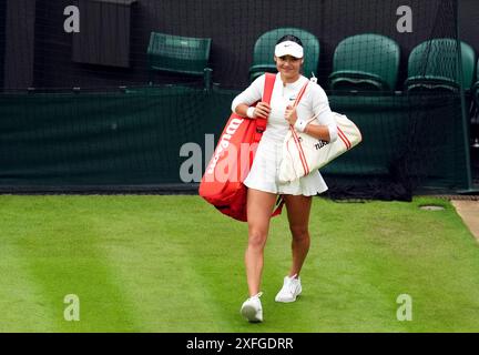 Emma Raducanu macht sich vor ihrem Spiel gegen Elise Mertens (nicht abgebildet) am dritten Tag der Wimbledon Championships 2024 im All England Lawn Tennis and Croquet Club in London auf den Weg. Bilddatum: Mittwoch, 3. Juli 2024. Stockfoto