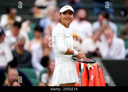 Emma Raducanu macht sich vor ihrem Spiel gegen Elise Mertens (nicht abgebildet) am dritten Tag der Wimbledon Championships 2024 im All England Lawn Tennis and Croquet Club in London auf den Weg. Bilddatum: Mittwoch, 3. Juli 2024. Stockfoto