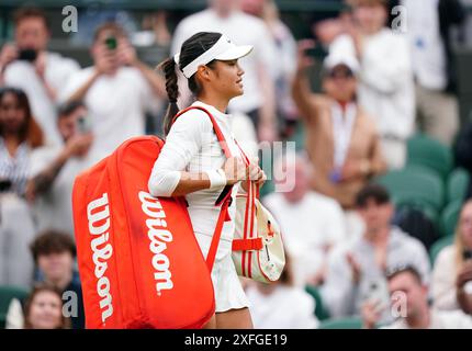 Emma Raducanu macht sich vor ihrem Spiel gegen Elise Mertens (nicht abgebildet) am dritten Tag der Wimbledon Championships 2024 im All England Lawn Tennis and Croquet Club in London auf den Weg. Bilddatum: Mittwoch, 3. Juli 2024. Stockfoto