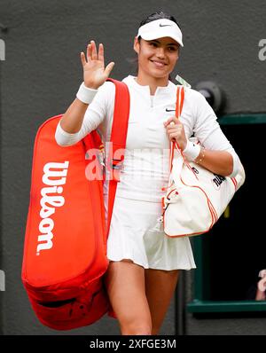 Emma Raducanu macht sich vor ihrem Spiel gegen Elise Mertens (nicht abgebildet) am dritten Tag der Wimbledon Championships 2024 im All England Lawn Tennis and Croquet Club in London auf den Weg. Bilddatum: Mittwoch, 3. Juli 2024. Stockfoto