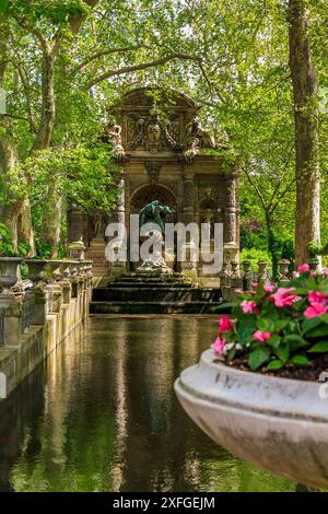 PARIS, FRANKREICH - 11. Mai 2013: Jardin du Luxembourg. Das ist Marie de Medici Brunnen. Stockfoto