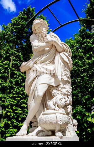 VERSAILLES, FRANKREICH - 12. MAI 2013: Dies ist eine von vielen Skulpturen im antiken Stil, die sich in den Gärten von Versailles befinden. Stockfoto