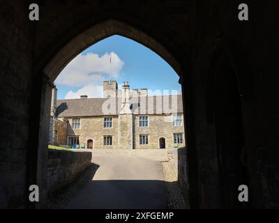 Eingang zum Haupthof von Rockingham Castle, Corby, England, einer ehemaligen königlichen Burg, die von König Wilhelm I., dem Eroberer, erbaut wurde. Stockfoto