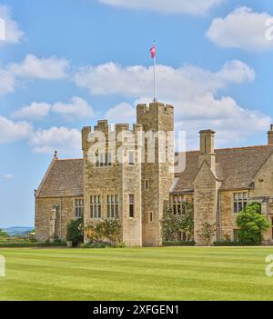 Rasen in Rockingham Castle, Corby, England, eine ehemalige königliche Burg, die von König Wilhelm I., dem Eroberer, erbaut wurde. Stockfoto