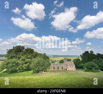 St. Leonard's Church, mit Blick auf das Welland Valley und unterhalb der Rockingham Castle, Corby, England, eine ehemalige königliche Burg, die von Wilhelm I., dem Eroberer, erbaut wurde Stockfoto