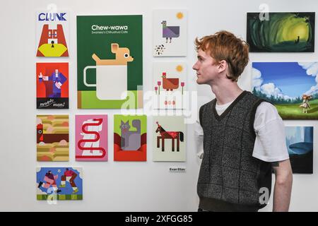 London, Großbritannien. Juli 2024. Evan Elias vom Swansea College of Art die zweite Woche der neuen Designer wird heute im Business Design Centre eröffnet. In dieser Woche werden Möbel, Produkt- und Industriedesign sowie Grafiken, Motion Art, Illustrationen, Spiele und vieles mehr vorgestellt. Quelle: Imageplotter/Alamy Live News Stockfoto