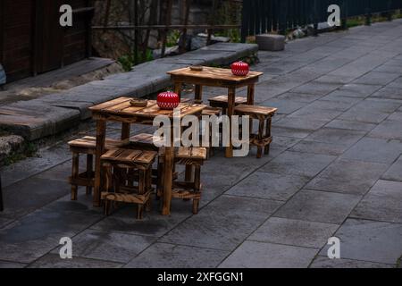 Eine fesselnde Szene mit traditionellen Sitzen und Tischen in einem Straßencafé in Istanbul, Türkei, die das reiche kulturelle Ambiente zeigt. Stockfoto