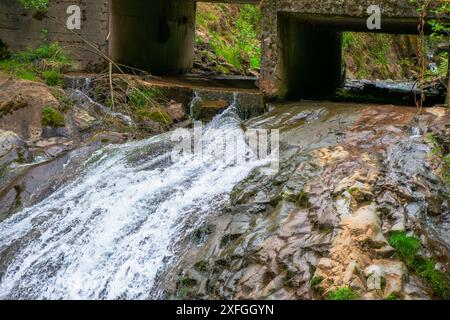 Ein fesselndes Nahfoto eines Wasserfalls, das den dynamischen Fluss und die komplizierten Details des kaskadierenden Wassers zeigt. Stockfoto