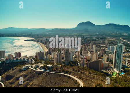 Atemberaubender Blick aus der Luft auf das spanische Benidorm Resort, das sich in Alicante an der Costa Blanca in Spanien befindet. Moderne Wolkenkratzer an der Küste Stockfoto